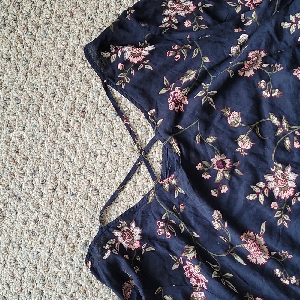 Floral top - Picture 2 of 3